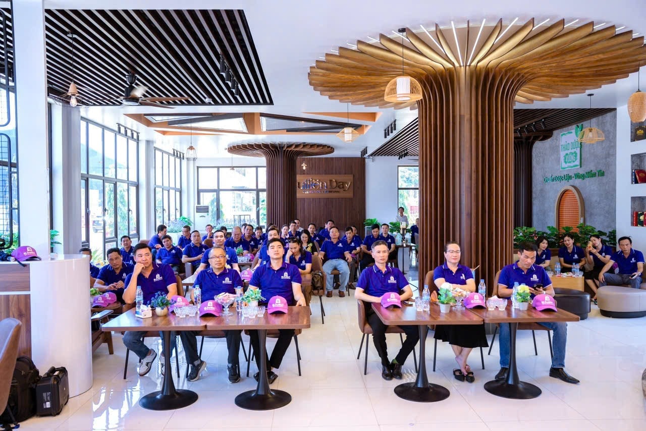 Giám đốc Khu vực Blive Mart ký kết chiến lược tại Nhà máy Bell Đức